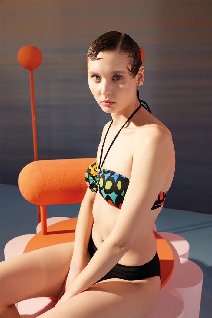 Renkli Geometrik Desenli Boyundan Bağlamalı Bikini Takımı